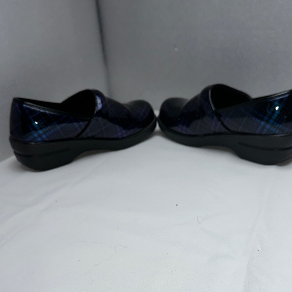 Savvy Women's Black and Blue Slip-resistant clogs sz 6 EUC - Picture 5 of 9